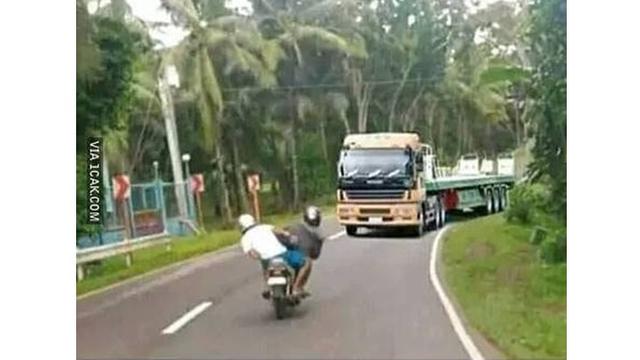 6 Kelakuan Bapak-Bapak saat Dibonceng di Motor Ini Kocak