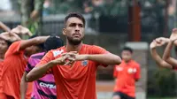 Pemain Persija Jakarta asal Brasil, Willian Pacheco tengah berlatih bersama timnya di Bandung, (16/7/2016). (Bola.com/Nicklas Hanoatubun)