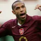 1. Thierry Henry (Prancis) - Legenda Arsenal ini berhasil mencetak 175 gol dalam 258 laga di Liga Inggris. (Photo by CARL DE SOUZA / AFP)