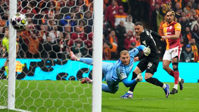 Pemain Galatasaray Sacha Boey (kanan) mencetak gol kelima timnya pada laga leg pertama play-off Liga Champions antara Galatasaray vs Juventus