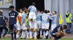 Para pemain Lazio merayakan gol yang dibuat Felipe Caicedo di masa injury time saat menghadapi Juventus dalam lanjutan Liga Italia Serie A di Stadion Olimpico, Roma, Minggu (8/11/2020). Lazio bermain imbang 1-1 dengan Juventus. (AP Photo/Andrew Medichini).