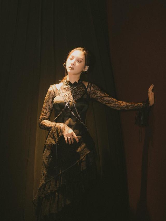 7 Pesona Sheila Dara dalam Premier Film Jagat Arwah, Tampil Berkonsep Gothic