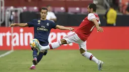 Penyerang Real Madrid, Lucas Vazquez berusaha melewati gelandang Arsenal, Henrikh Mkhitaryan selama pertandingan International Champions Cup (ICC) 2019 di FedExField, Landover, Maryland (24/7/2019). Madrid menang adu penalti atas Arsenal 3-2 (2-2). (AP Photo/Nick Wass)