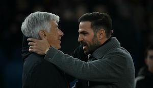Momen Gian Piero Gasperini dan Cesc Fabregas bertemu pada laga AS Roma kontra Como.(Filippo MONTEFORTE / AFP)