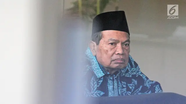 Diperiksa KPK Sebagai Tersangka, Wali Kota Mojokerto Pakai Batik