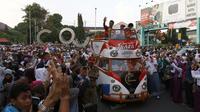 Peraih emas bulutangkis Olimpiade Rio 2016, Tontowi Ahmad dan Liliyana Natsir, disambut warga Kudus saat kirab melewati jalan-jalan utama kota Kudus, Kamis (1/9/2016). (Bola.com/Arief Bagus)