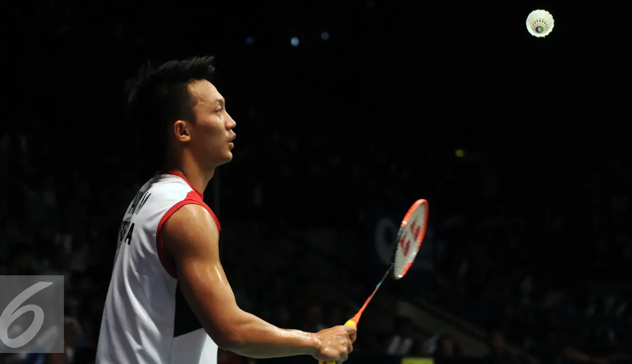Tunggal putera Indonesia, Ihsan Maulana Mustofa mengambil bola saat melawan pebulutangkis Inggris, Rajiv Ouseph di perempat final BCA Indonesia Open 2016, Jakarta, Jumat (3/6/2016). Ihsan unggul 17-21. 21-12, 21-12. (Liputan6.com/Helmi Fithriansyah)