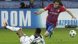 Pemain Tottenham, Georges-Kevin Nkoudou berusaha menghadang pemain CSKA, Mario Fernandes (kanan) pada lanjutan Liga Champions grup E di CSKA Stadium, Rabu (28/9/2016) dini hari WIB. (AP/Pavel Golovkin)