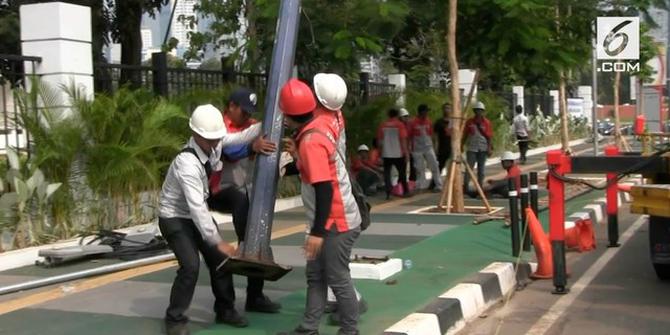 VIDEO: Tiang Penghalang Jalur Sepeda GBK Akhirnya Dibongkar