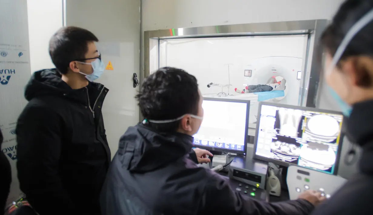 Para staf menguji peralatan di Rumah Sakit Leishenshan (Gunung Dewa Petir) di Distrik Jiangxia, Wuhan, Provinsi Hubei, China, 8 Februari 2020. Rumah Sakit Leishenshan, rumah sakit darurat lainnya di Wuhan, menggunakan desain modular berdasarkan tata letak rumah sakit lapangan. (Xinhua/Xiao Yijiu)