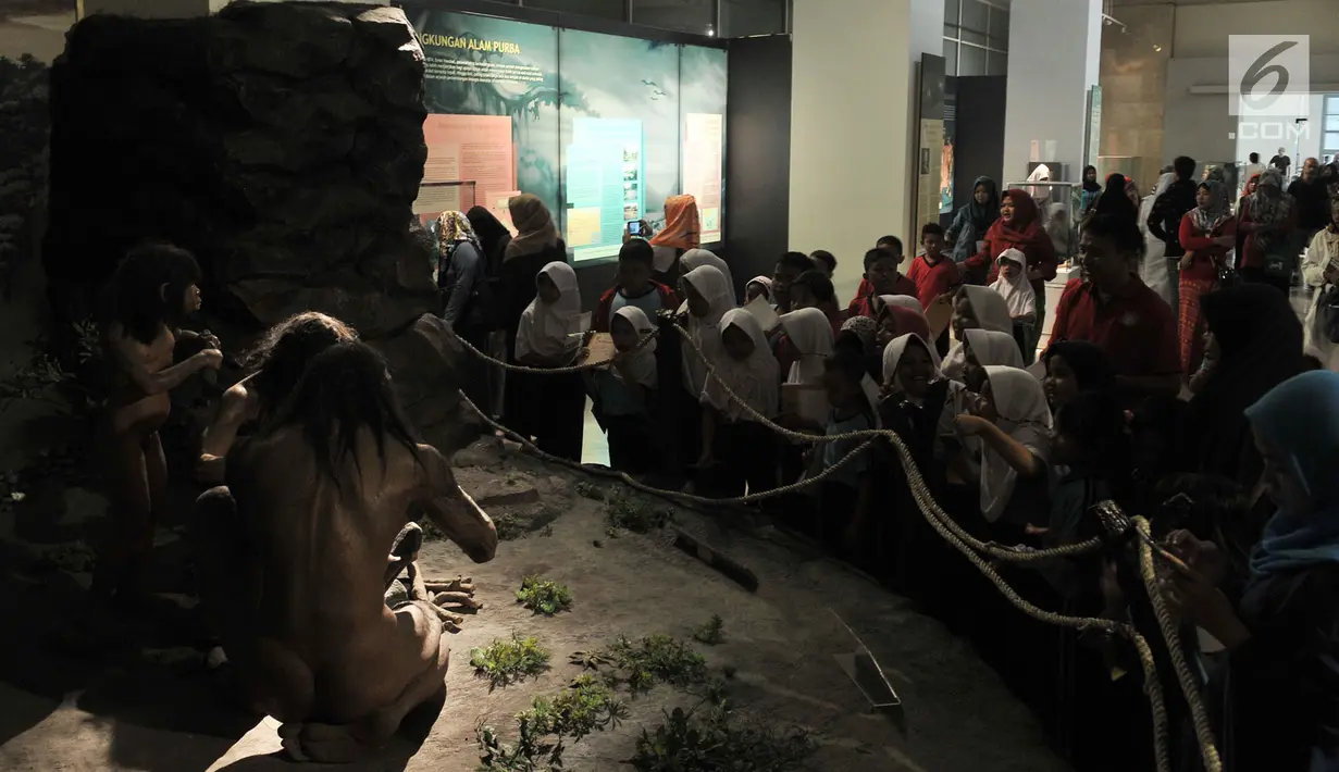 Rombongan siswa Sekolah Dasar (SD)  melihat sejarah manusia purba di Museum Nasional, Jakarta, Selasa (26/6). Merayakan ulang tahun Jakarta ke-491, Pemprov DKI menggratiskan tiket masuk museum-museum yang berada di Jakarta. (Merdeka.com/ Iqbal S. Nugroho)