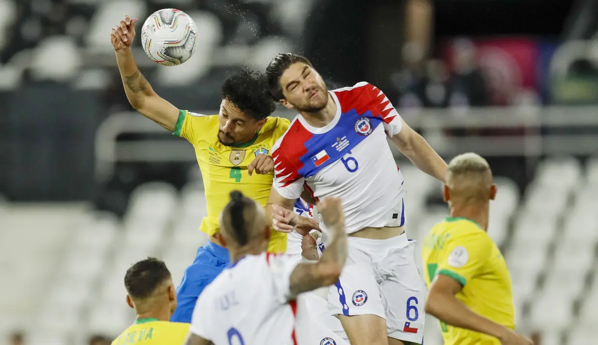 Unggul jumlah pemain, Chile menggempur pertahanan Brasil. Namun hingga wasit meniup pluit akhir pertandingan, Chile tetap gagal mencetak gol. (AP/Bruna Prado)
