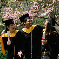 Ilustrasi wisuda bersama. //copyright pexels/george pak