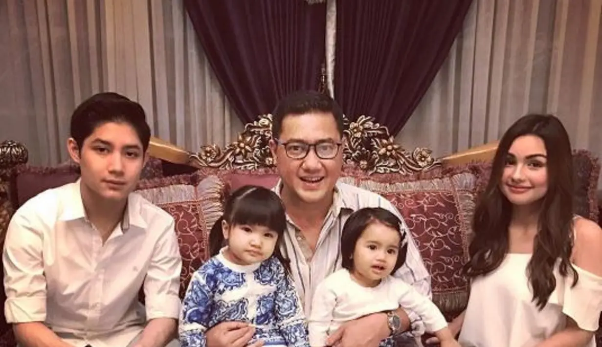 Kebahagiaan Teuku Rafly dan Nourah Sheivirah bersama anak-anaknya (Instagram/@nourahsheivirah)