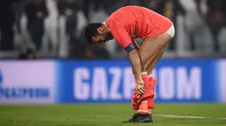 Kiper Juventus, Gianluigi Buffon melepas celananya di akhir laga lanjutan penyisihan Grup D Liga Champions saat menjamu Barcelona di Allianz Stadium, Rabu (22/11). Buffon melepaskan celananya dan melemparkan ke arah suporter. (Marco BERTORELLO/AFP)