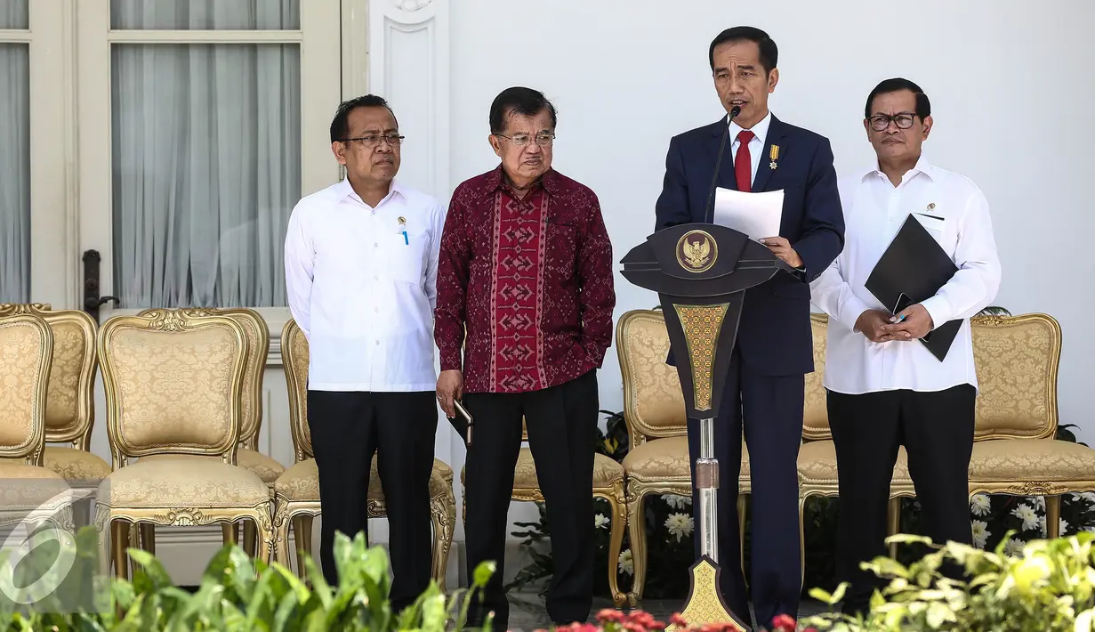Presiden Jokowi didampingi Wapres Jusuf Kalla, Mensesneg Pratikno (kiri), dan Seskab Pramono Anung (kanan) mengumumkan pergantian posisi menteri Kabinet Kerja di Istana Negara, Jakarta, Rabu (27/7). (Liputan6.com/Faizal Fanani)