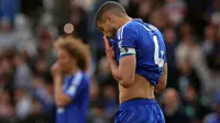 Bek Leicester City asal Inggris #04, Conor Coady, bereaksi di lapangan setelah pertandingan sepak bola Liga Primer Inggris antara Leicester City dan Liverpool di Stadion King Power di Leicester, Inggris bagian tengah pada tanggal 20 April 2025. Leicester terdegradasi dari Liga Primer setelah kalah 0-1 dari Liverpool. (Darren Staples/AFP)