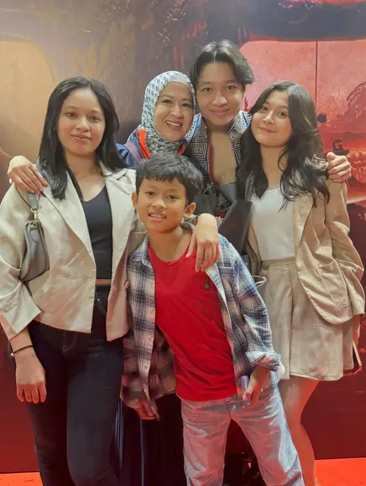 Tidak hanya datang bersama putra sulungnya, mantan istri Pasha Ungu itu juga membawa serta dua anak perempuannya, Shakiena Azalea Napasha dan Nasha Anaya. Ibu dan adik-adik Kiesha tampak ikut bahagia dan memberikan dukungan penuh atas pencapaian karier di dunia perfilman. (Liputan6.com/IG/@okieagustina_)