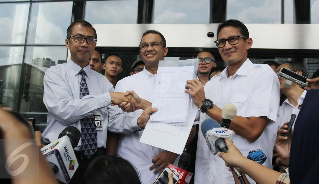 Cawagub DKI, Sandiaga Uno usai menyerahkan perubahan Laporan Harta Kekayaan Penyelenggara Negara (LHKPN) ke KPK, Jakarta, Selasa (21/3). Sandiaga datang bersama dengan Cagub DKI Anies Baswedan dan tim sukses paslon tersebut. (Liputan6.com/Helmi Afandi)