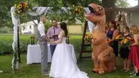 Bridesmaid pakai kostum T-rex di acara perniakhan. (Sumber: Elite Readers)