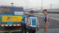 Sebanyak 21 mobil yang mengalami pecah ban di Km 18+400 Jalan Tol Jakarta-Cikampek Layang, atau Tol MBZ arah Cikampek pada Jumat, 20 Oktober 2023 pukul 15.30 WIB. (Dok Jasa Marga)