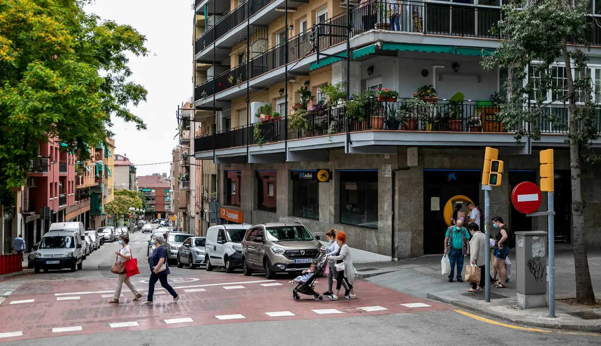 Warga terlihat menyeberang jalan di Barcelona, Spanyol (25/6/2020). Spanyol juga telah membuka kembali perbatasan bagi kedatangan dari negara-negara Uni Eropa serta kawasan Schengen. (Xinhua/Balai Kota Barcelona)