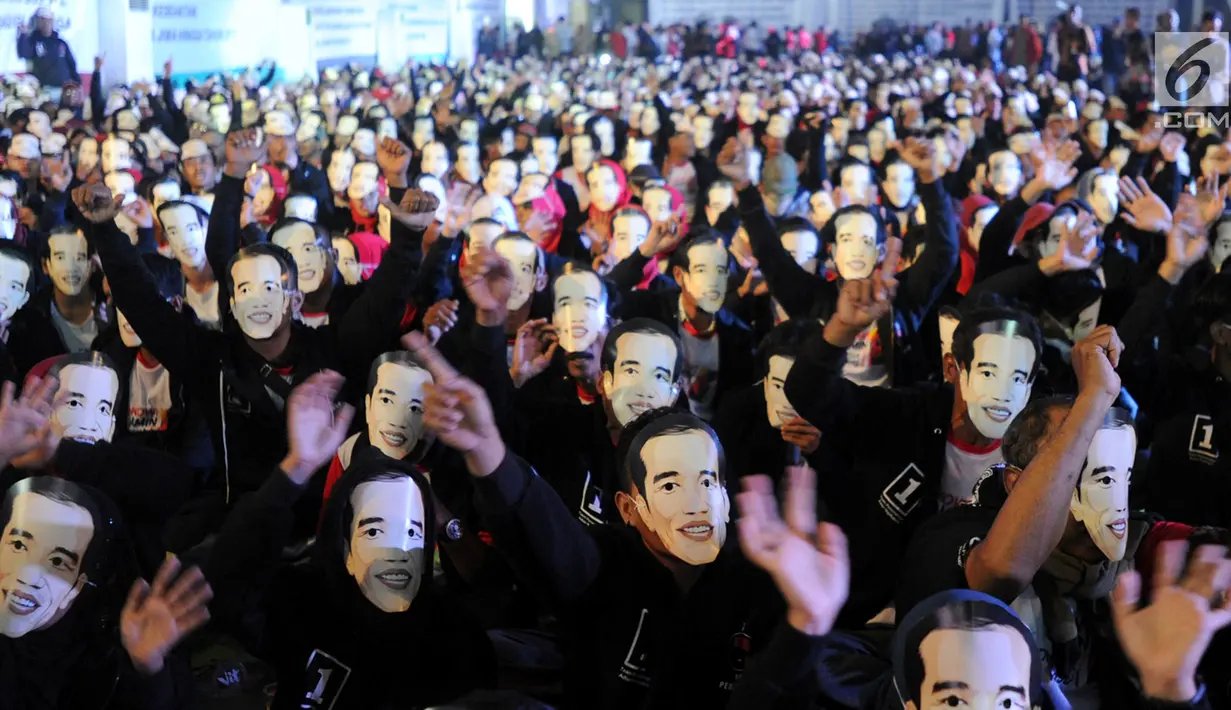 Sebanyak 7.000 relawan menghadiri deklarasi dukungan pemenangan Jokowi- Ma’ruf di Kawasan Pergudangan Olympic Bogorindo Sentul, Bogor, Jawa Barat, Selasa (27/11). (merdeka.com/Arie Basuki)