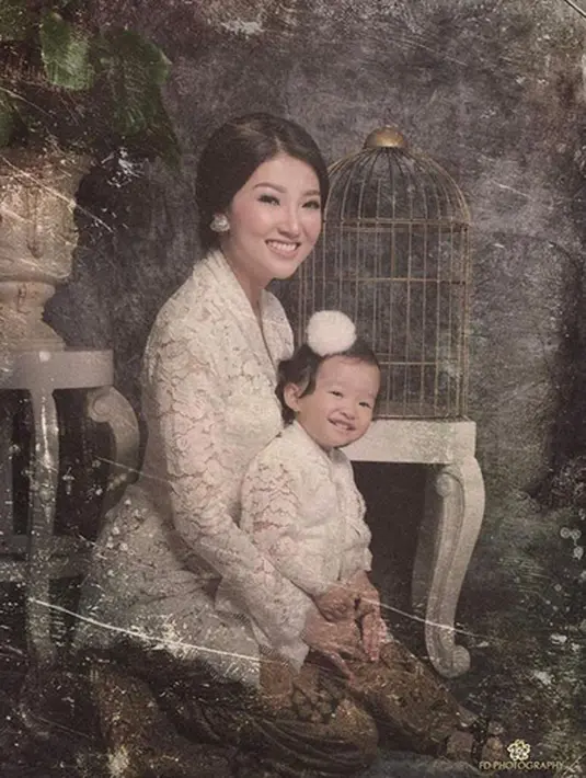 Sarwendah, istri Ruben Onsu ini mengunggah foto bersama putrinya, Thalia Putri Onsu. Menyertakan tulisan panjang, intinya Sarwendah akan berusaha menjadi perempuan baik untuk semua orang, terutama keluarga. (Instagram/sarwendah29)