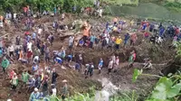 Seorang warga dilaporkan tertimbun longsor yang terjadi di Ledok Amprong, Dusun Besuki, Desa Wringinanom, Kecamatan Poncokusumo, Kabupaten Malang. (Liputan6.com/ Ist/ BPBD Kab Malang)