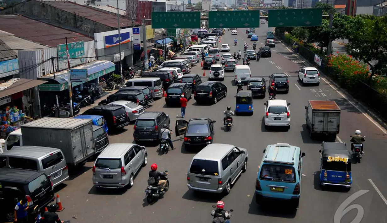 Sejumlah kendaraan roda empat masih memarkir kendaraannya di bahu jalan Pramuka Jakarta Timur, Senin (22/9/2014) (Liputan6.com/Johan Tallo)