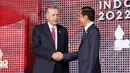 Presiden Turki Recep Tayyip Erdogan (kiri) berjabat tangan dengan Presiden Indonesia Joko Widodo  atau Jokowi yang menyambutnya pada hari pertama Konferensi Tingkat Tinggi (KTT) G20 di Nusa Dua, Bali, Selasa (15/11/2022) pagi. Selain bersalaman, Jokowi dan para pemimpin itu melakukan sesi foto bersama. (KEVIN LAMARQUE / POOL / AFP)