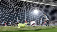 Kiper Uruguay, Fernando Muslera gagal mengahalau tendangan bek Chile, Mauricio Isla di perempat final Copa Amerika 2015 di National Stadium, Santiago, Chile, (25/6/2015). Chile melaju ke semifinal usai mengalahkan Uruguay 1-0. (REUTERS/Henry Romero)