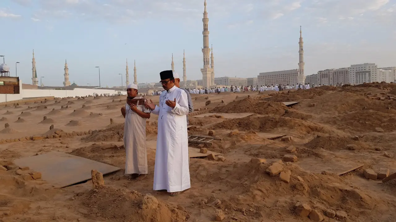 Dubes RI Agus Maftuh Abegebriel bersama Atase Kepolisian ATPOL, Kombes Fahrurrazi  berdoa bersama di makam keluarga Azwar  di komplek pemakaman Baqi', Madinah. (Sumber: KBRI Riyadh).