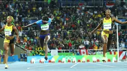 Sprinter Jamaika, Elaine Thompson (kanan), memenangi medali emas lari 100m putri Olimpiade Rio 2016 di Olympic Stadium, Rio de Janeiro, Brasil, (13/8/2016). (Reuters/Lucy Nicholson)