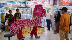 Pertunjukan ini bertujuan menarik pengunjung sekaligus melestarikan budaya Tionghoa. Tampak dalam foto, seorang penari barongsai tampil di Pusat Perbelanjaan Senen, Jakarta, Kamis 12 Februari 2026. (AP Photo/Tatan Syuflana)