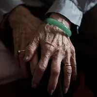 Anak mana yang tega menjual apartemen dan membawa pergi seluruh uang ayahnya? 