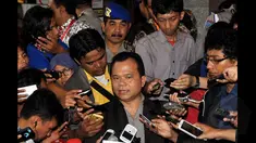 Kadiv Humas Mabes Polri Irjen Pol Ronny F Sompie saat memberikan keterangan terkait penangkapan Wakil Ketua KPK Bambang Widjojanto di Mabes Polri, Jakarta,  Jumat (23/1/2015). (Liputan6.com/Miftahul Hayat)