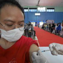 Warga mendapatkan vaksin booster saat gelaran Vaksin Covid-19 Serentak di GOR Radio Dalam, Jakarta Selatan, Selasa (8/3/2022). Vaksinasi serentak digelar di seluruh Indonesia yang diselenggarakan Kepolisian RI dengan target penyaluran vaksin sebanyak 1.114.750 dosis. (Liputan6.com/Herman Zakharia)
