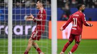 Gelandang Liverpool asal Jerman #07, Florian Wirtz (kiri), bereaksi setelah gagal mencetak gol di samping striker Liverpool asal Mesir #11, Mohamed Salah, dalam pertandingan Liga Champions UEFA antara Eintracht Frankfurt dan Liverpool FC di Frankfurt, Jerman Barat, Kamis (23-10-2025) dini hari WIB. (Kirill KUDRYAVTSEV/AFP)