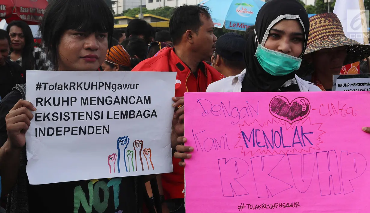 Masyarakat dari "Aliansi Masyarakat Sipil Tolak Rancangan KUHP" melakukan demontrasi di depan Gedung MPR/DPR, Jakarta, Senin (12/2). Mereka menolak RUU KUHP karena dianggap tidak demokratis. (Liputan6.com/Johan Tallo)