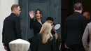 Pesohor asal Amerika Serikat (AS), Kim Kardashian (tengah) melambaikan tangan saat tiba di Pengadilan Assize, Paris, Prancis pada 13 Mei 2025. (Alain JOCARD/AFP)