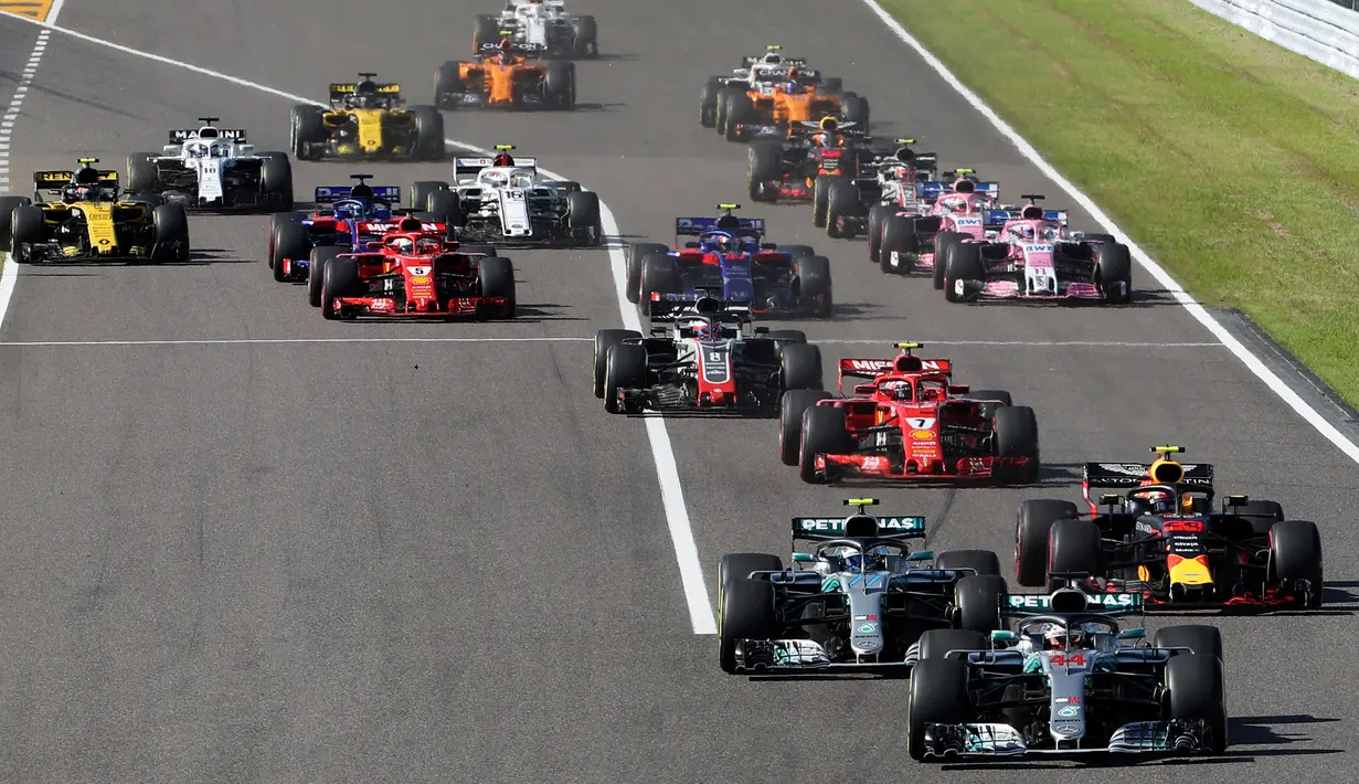 Pembalap Mercedes Lewis Hamilton dari Inggris memimpin di posisi pertama selama Formula Satu (F1) Grand Pix Jepang di Sirkuit Suzuka, Jepang (7/10). (AP Photo/Ng Han Guan)