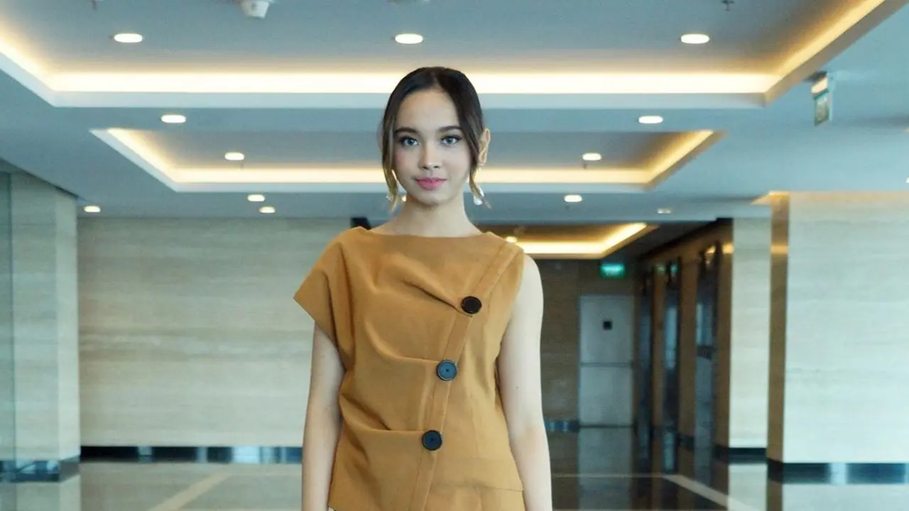 FOTO: Gaya Lyodra saat Menggunakan Simple Dress, Manis dan Menawan
