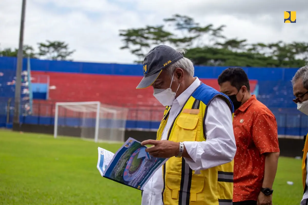 Menteri Pekerjaan Umum dan Perumahan Rakyat (PUPR) Basuki Hadimuljono bersama Menteri Pemuda dan Olahraga  (Menpora) Zainudin Amali meninjau Stadion Kanjuruhan di Kabupaten Malang, Jawa Timur, Kamis (13/10/2022)