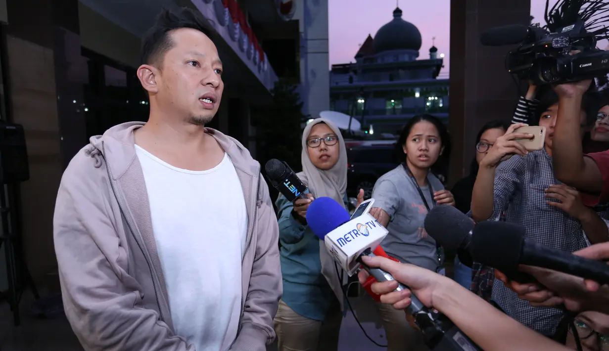 Ringgo mengaku senang ketika melihat sahabatnya dalam kondisi baik. Meski sedang menghadapi kasus hukum, Tora tetaplah seperti biasanya, yang suka bercanda. Hal itu diakui oleh Ringgo yang baru saja menemuinya. (Adrian Putra/Bintang.com)