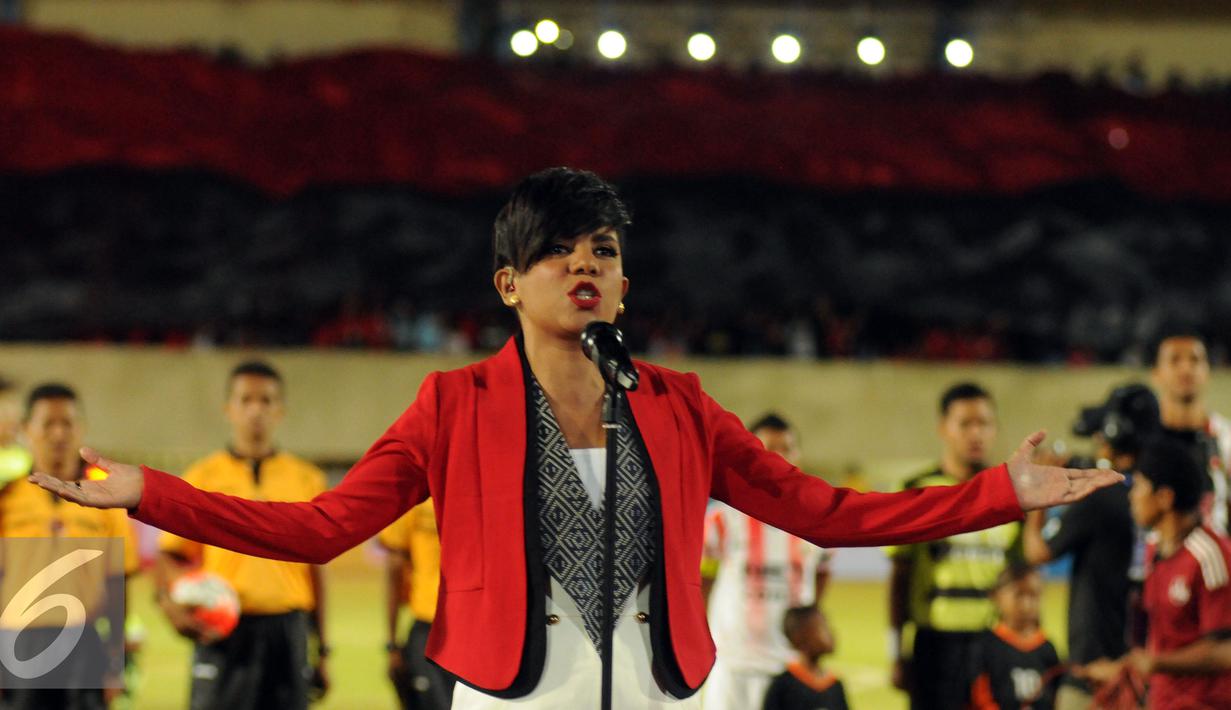 Penyanyi Nowela Auparay tampil memimpin menyanyikan lagu kebangsaan Indonesia Raya saat pembukaan Torabika Soccer Championship presented by IM3 Ooredoo di Stadion Mandala Jayapura,Papua, Jumat (29/4/2016). (Liputan6.com/Helmi Fithriansyah)