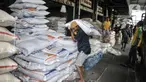 Aktivitas pekerja saat bongkar muat karung beras di Pasar Induk Beras Cipinang (PIBC), Cipinang, Jakarta Timur, Selasa (31/1/2023). Stok beras di PIBC saat ini tercatat berada di angka 13.389 ton. Jumlah tersebut diperkirakan mampu mencukupi stok untuk sekitar 6-7 hari ke depan dengan perkiraan konsumsi beras di DKI Jakarta 2.000 ton per hari. Menurut catatan Kadin DKI Jakarta, angkanya sekitar 1.895 ton per hari. (merdeka.com/Iqbal S. Nugroho)