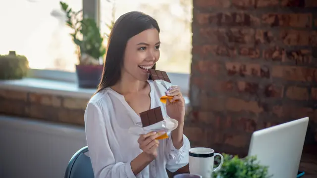 Tips Diet Tetap Sehat Saat Ngidam Makanan Tertentu di Masa PMS