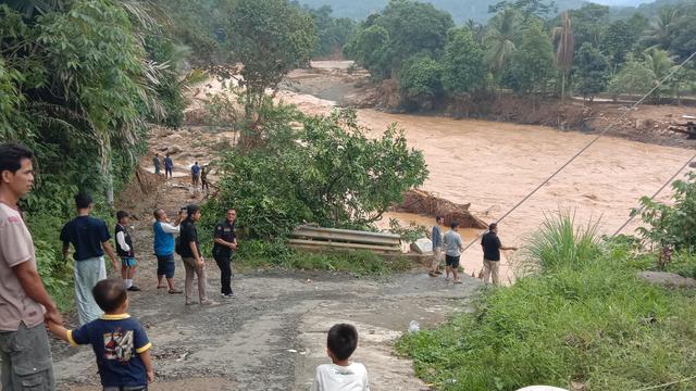 Upaya Korban Banjir Bandang Lebak Buka Akses Untuk Lanjutkan Aktivitas Regional Liputan6 Com