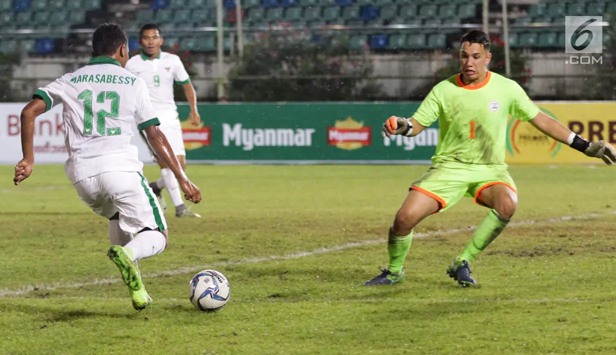 Pemain Timnas U-19 Indonesia M. Rifad Marasabessy menendang bola dengan kawalan kiper Filipina, Quincy Kammeraad dalam laga kedua Grup B Piala AFF U-18 di Thuwunna Stadium, Myanmar, Kamis (8/9). Indonesia menang telak 9-0. (Liputan6.com/Yoppy Renato)